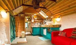 Mökki | Yksityinen keittiö | Jääkaappi, mikroaaltouuni, uuni, liesi