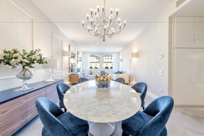 Luxury-Apartment, 3 Schlafzimmer | Wohnzimmer | Flachbildfernseher