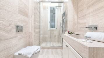 Luxury Condo, 3 Bedrooms | Bathroom | Shower, hair dryer, bidet, towels