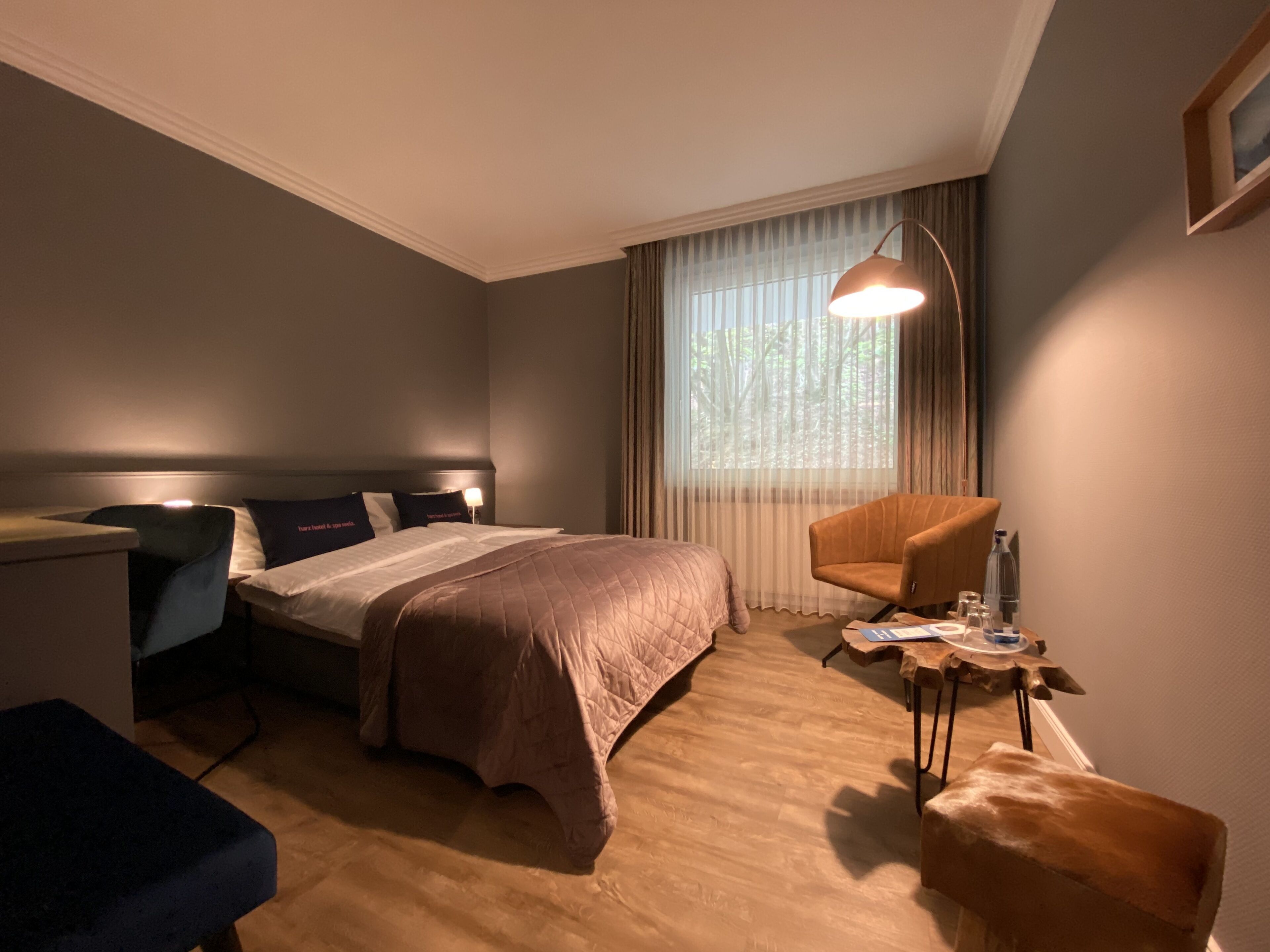 Allergikerbettwaren, Schreibtisch, schallisolierte Zimmer