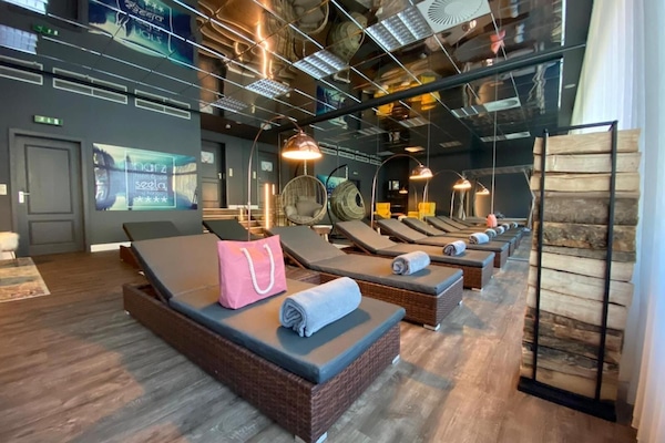 Couples treatment rooms, body treatments, hot stone massages, body wraps