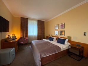 Roupas de cama antialérgicas, escrivaninha, quartos à prova de som