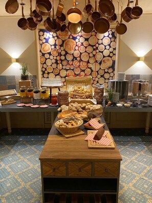 Daily buffet breakfast (EUR 19.50 per person)