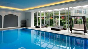 Kolam renang indoor, dengan kursi berjemur