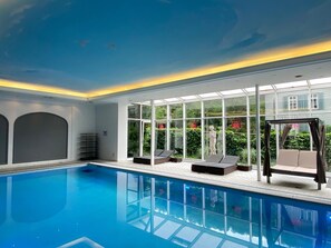 Piscine couverte, chaises longues