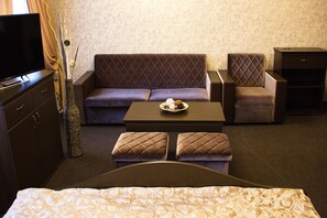 Deluxe Room, 1 Bedroom | Living area
