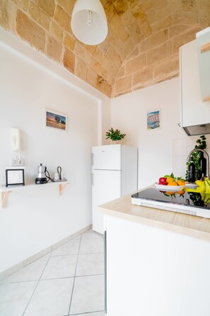 Appartamento, 1 camera da letto | Cucina privata | Frigorifero con congelatore, piano cottura, macchina per tè/caffè