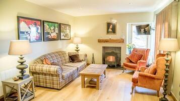 Cottage | Living area | Smart TV, fireplace, DVD player