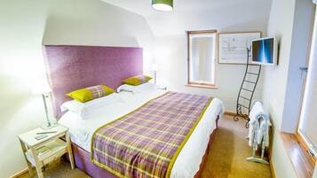 Cottage | 3 bedrooms, in-room safe, iron/ironing board, free WiFi