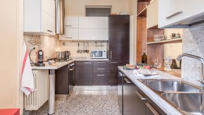 Una cocina compacta con microondas, estufa y pileta.