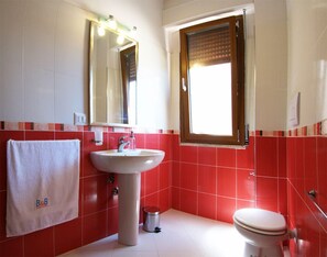 Kahden hengen huone (yksi tai kaksi sänkyä) | Kylpyhuone | Ilmaiset hygieniatuotteet, hiustenkuivaaja, kylpytakit, bidee