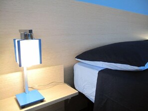 Habitación triple, baño privado (External) | Ropa de cama de alta calidad, minibar, escritorio y wifi gratis 