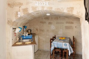 Appartamento | Cucina privata | Frigorifero, piano cottura, macchina per tè/caffè