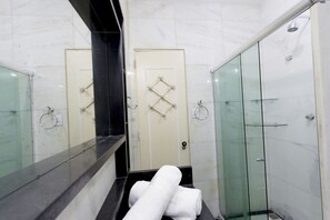 Departamento | Baño | Regadera y toallas 