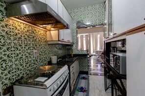 Apartamento | Cozinha privada | Geladeira, micro-ondas (mediante solicitação), cafeteira/chaleira