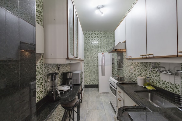 Apartamento | Cozinha privada | Geladeira, micro-ondas (mediante solicitação), cafeteira/chaleira