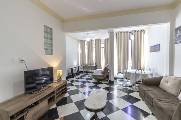 Apartamento | Área de estar | Lareira