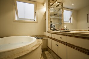Apartment | Bathroom | Shower, hair dryer, towels