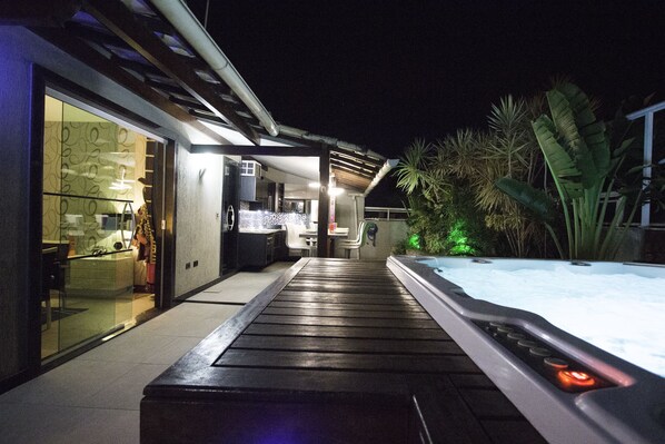 Bồn tắm spa ngoài trời
