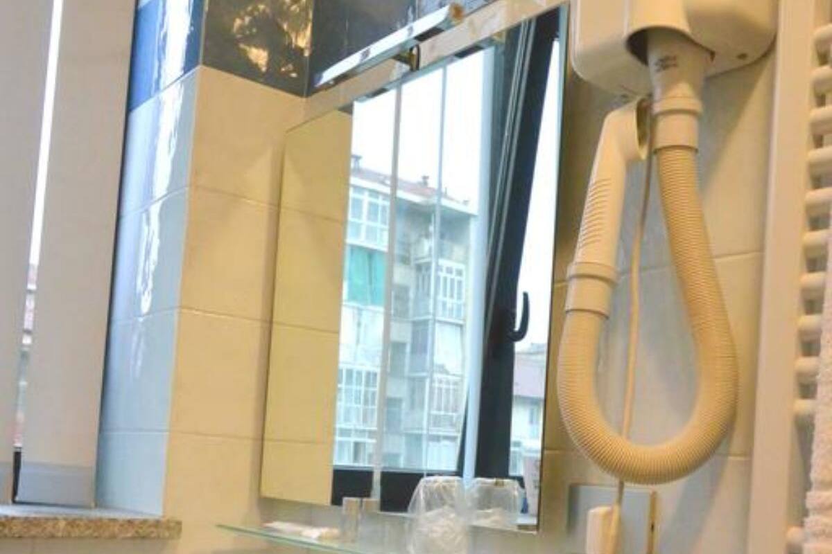 حوض استحمام عميق، مستلزمات مجانية للعناية الشخصية، مجففات شعر