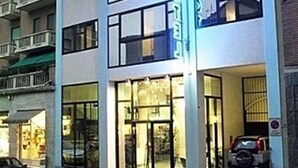 Un hotel de varios pisos con amplias ventanas y balcones.