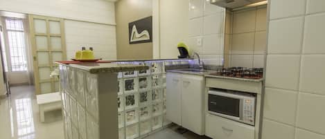 Kühlschrank, Mikrowelle, Herdplatte, Wasserkocher mit Kaffee-/Teezubehör