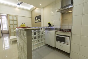 Kühlschrank, Mikrowelle, Herdplatte, Wasserkocher mit Kaffee-/Teezubehör