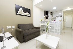 Apartment | Wohnbereich | Fernseher