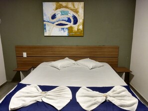 Desk, blackout drapes, iron/ironing board, bed sheets - Itacuruçá Inn (Mangaratiba)