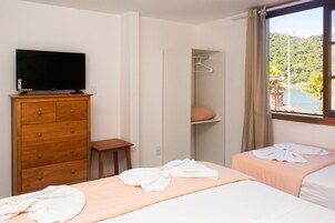 Een bureau, verduisterende gordijnen, een strijkplank/strijkijzer