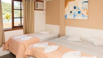 Skrivebord, blendingsgardiner, strykejern/-brett og sengetøy