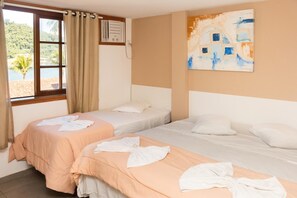 Skrivebord, blendingsgardiner, strykejern/-brett og sengetøy