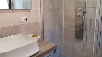 Shower, free toiletries, hair dryer, bidet
