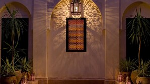 A pool area with ornate lanterns, a central fountain, and potted plants. - Riad Meriem (Marrakech)
