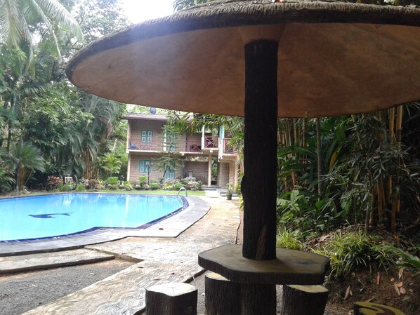 Una piscina al aire libre