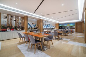 Café da manhã com buffet grátis todos os dias