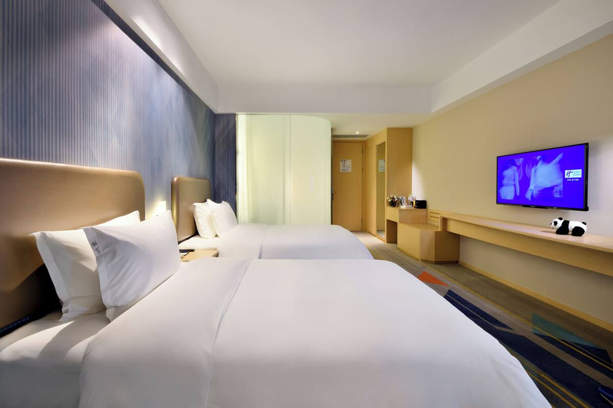 Standard Room, 2 Single Beds | In-room safe, desk, blackout curtains, soundproofing