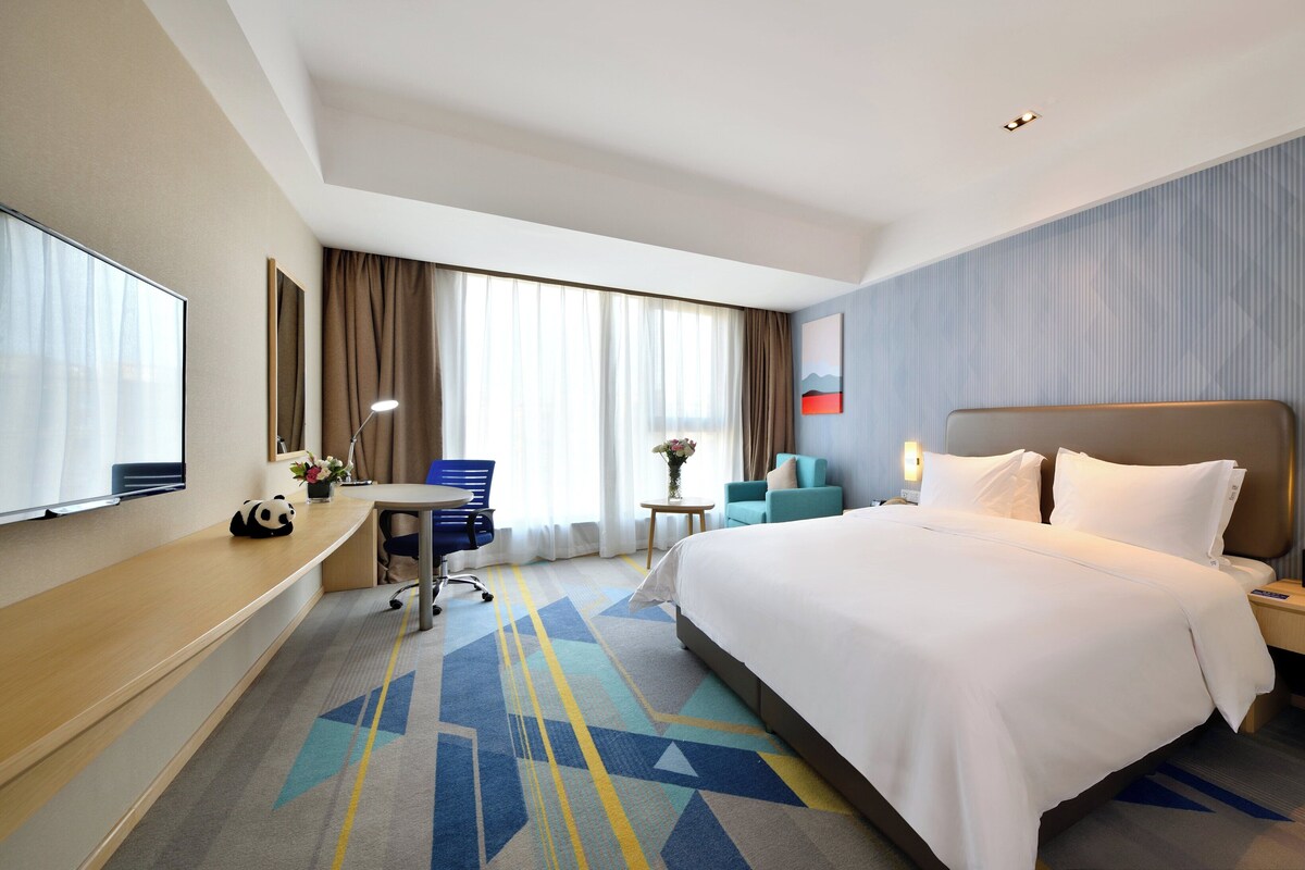 Standard Room, 1 King Bed (Minifridge) | In-room safe, desk, blackout drapes, soundproofing