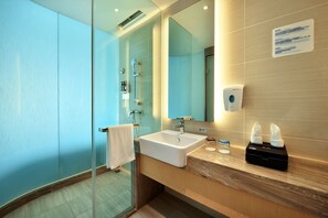 Shower, free toiletries, hair dryer, slippers - Holiday Inn Express Chengdu Tianhe by IHG (Chengdu)