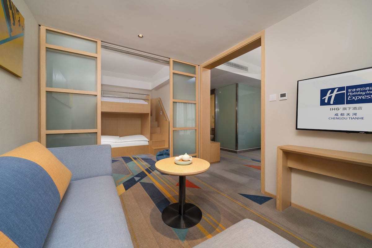 Suite, Plusieurs lits (Additional Living Area) | Coffre-fort, bureau, rideaux d’obscurcissement, système d’insonorisation