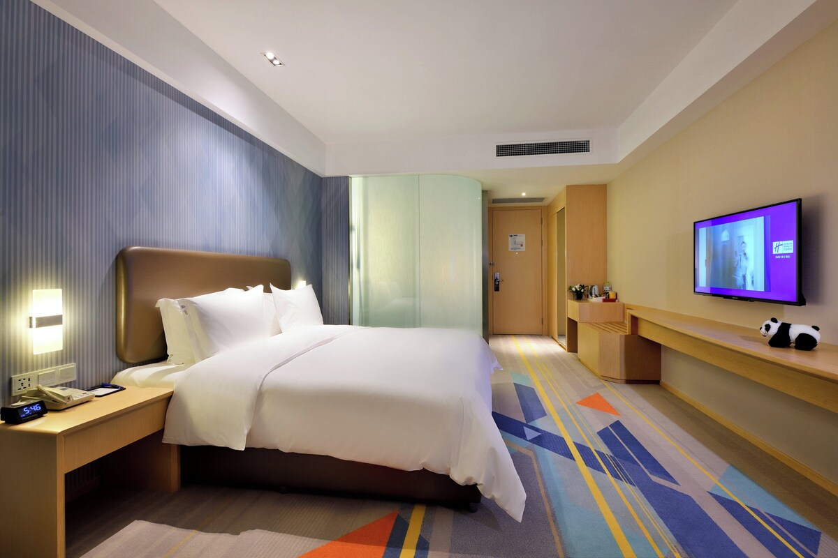 Standard Room, 1 King Bed | In-room safe, desk, blackout drapes, soundproofing