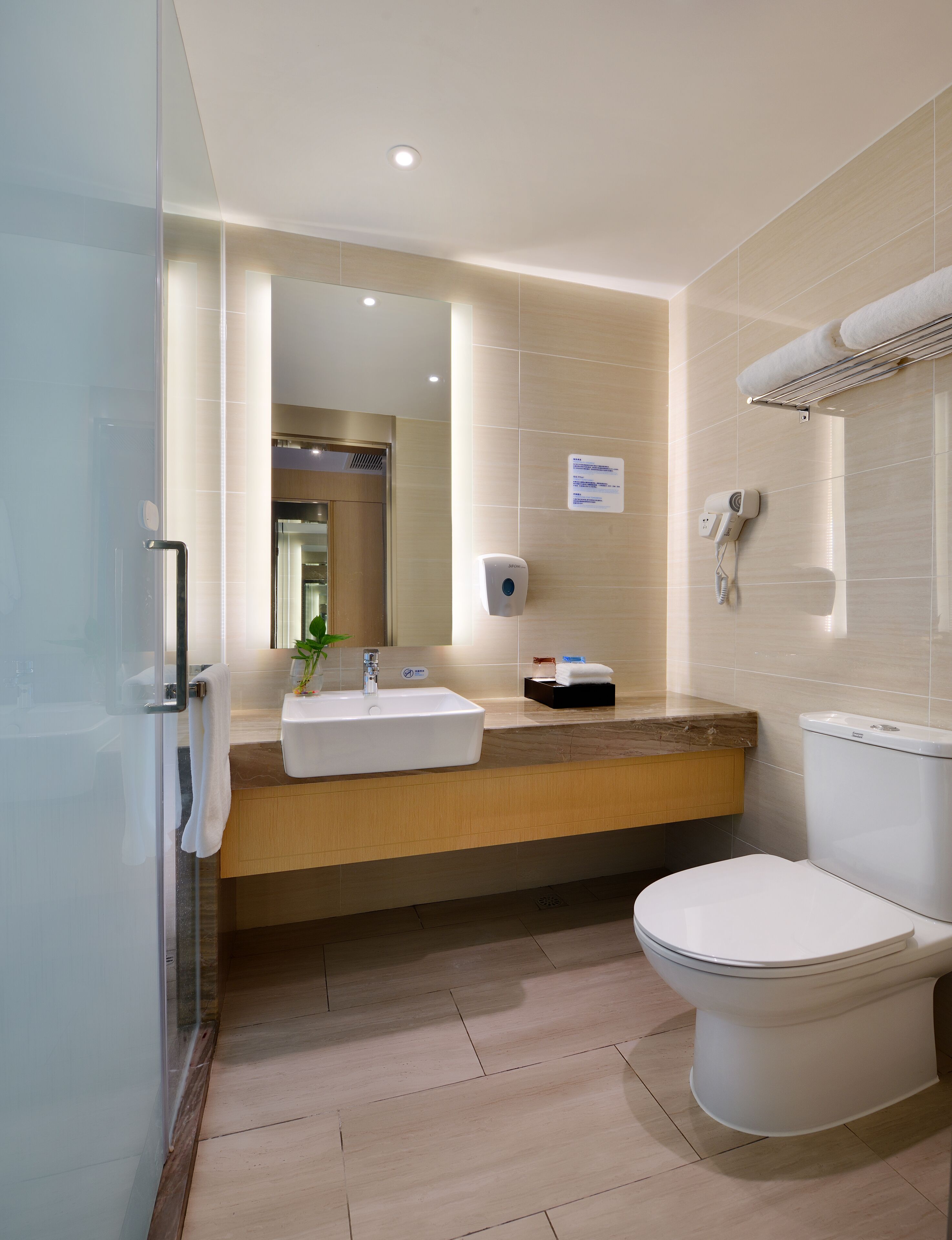 Doccia, set di cortesia gratuito, asciugacapelli, pantofole