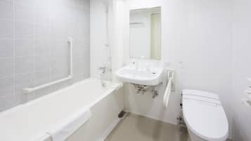Um banheiro moderno com banheira, pia e vaso sanitário.