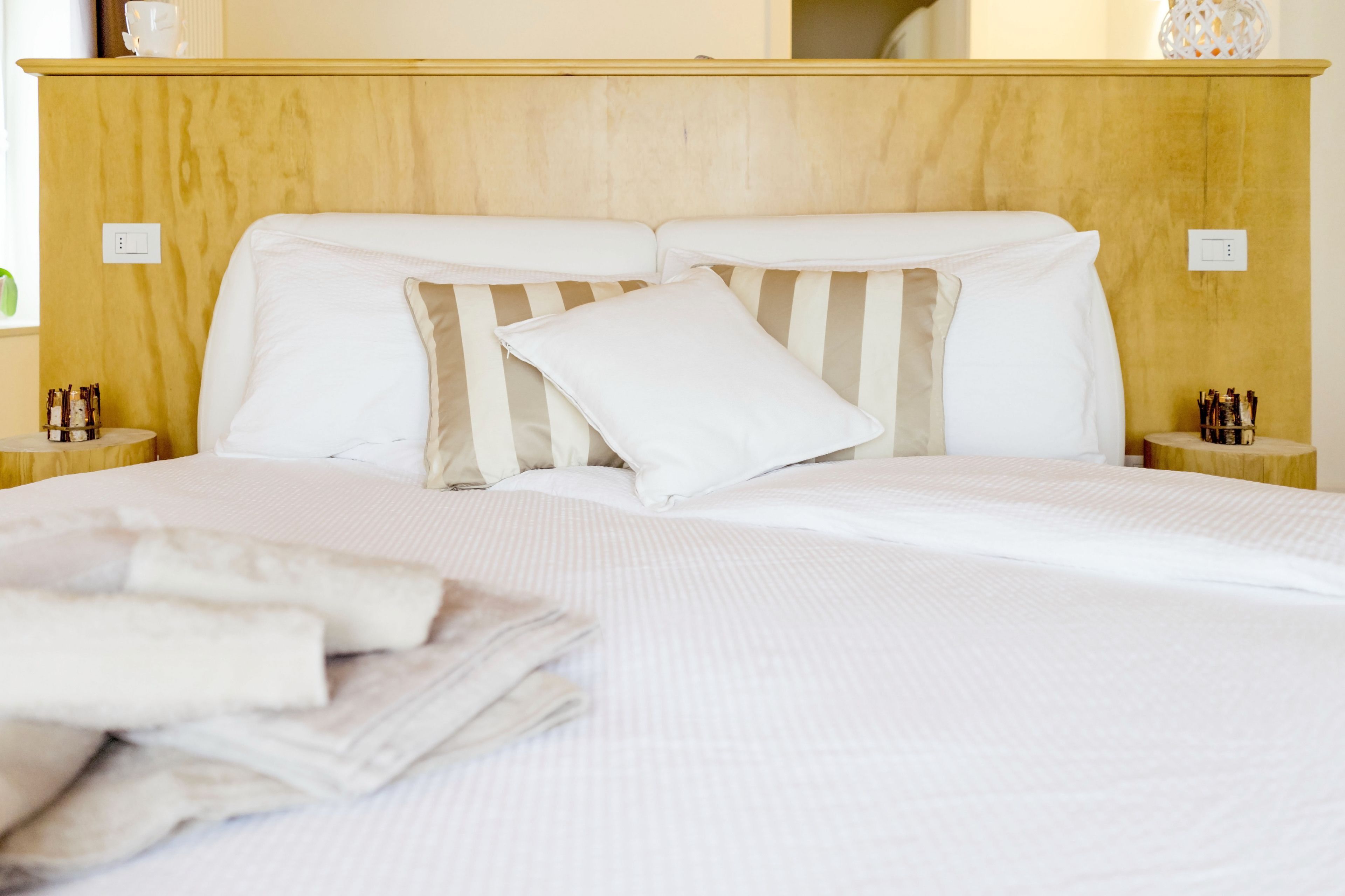 Premium bedding, in-room safe, desk, cribs/infant beds