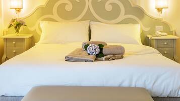 Kahden hengen superior-huone | Ylelliset vuodevaatteet, tallelokero huoneessa, työpöytä, vauvansängyt