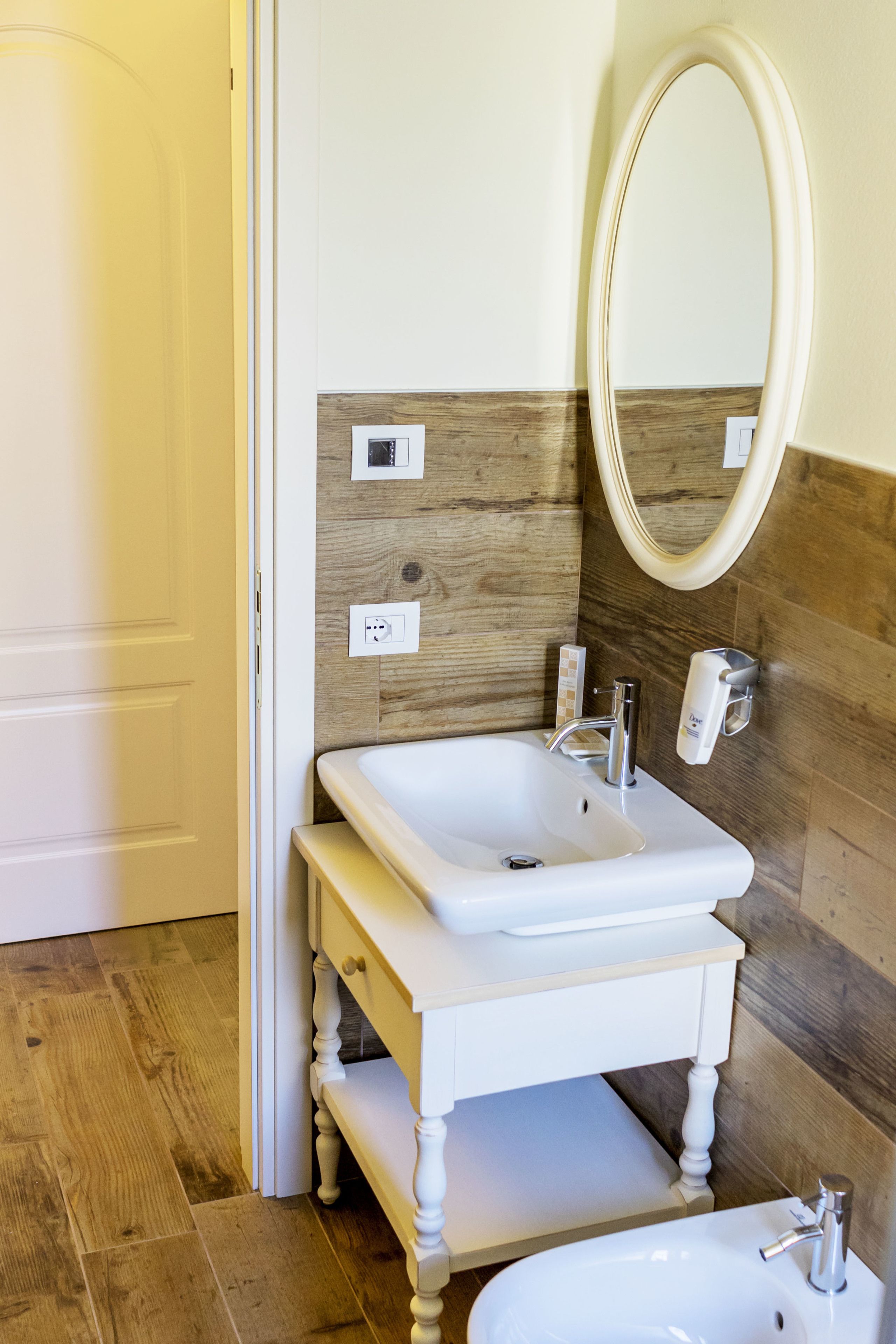 classic double room | bathroom | shower, free toiletries, hair dryer, bidet