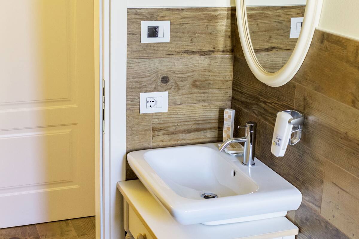 classic double room | bathroom | shower, free toiletries, hair dryer, bidet