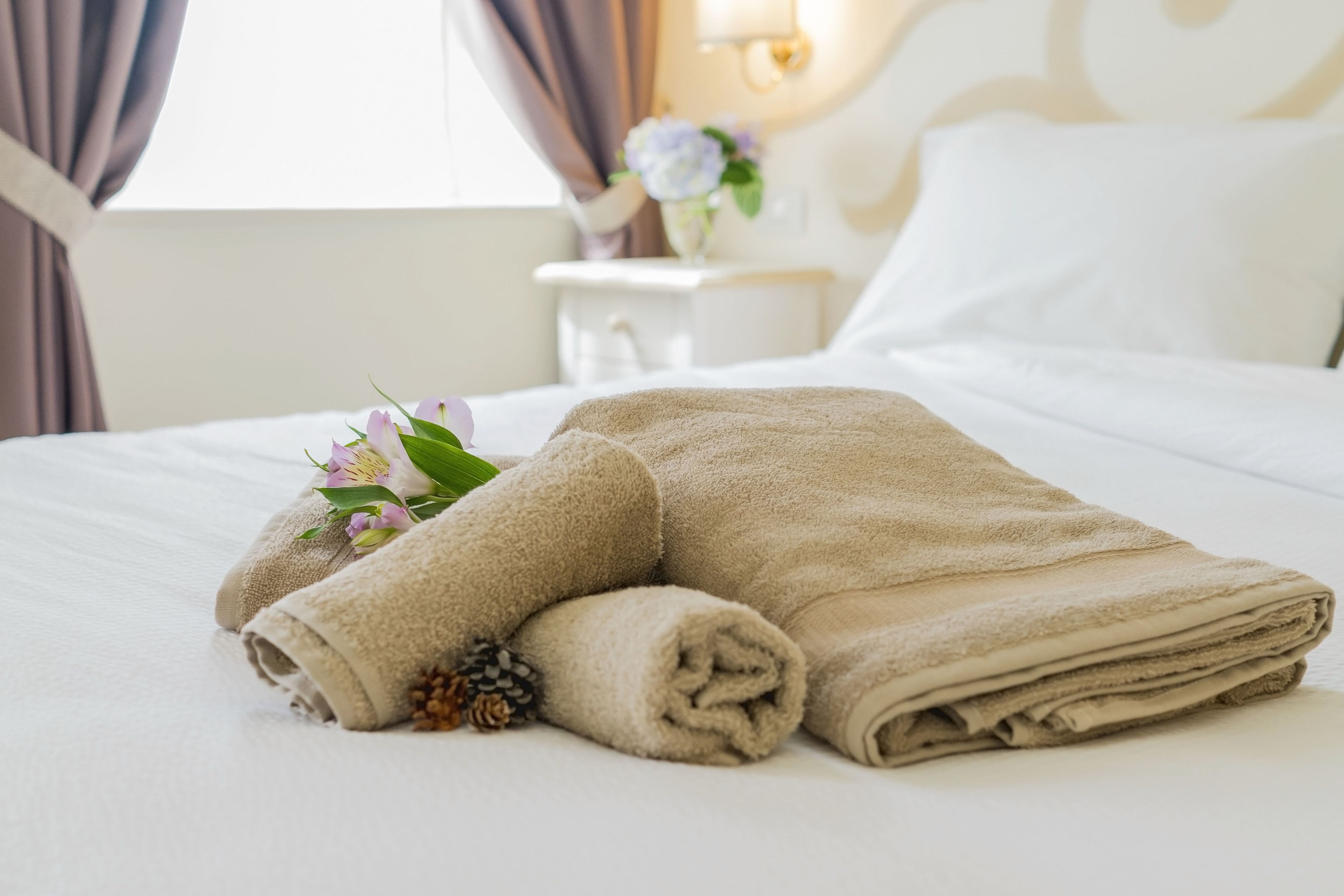 Premium bedding, in-room safe, desk, cribs/infant beds