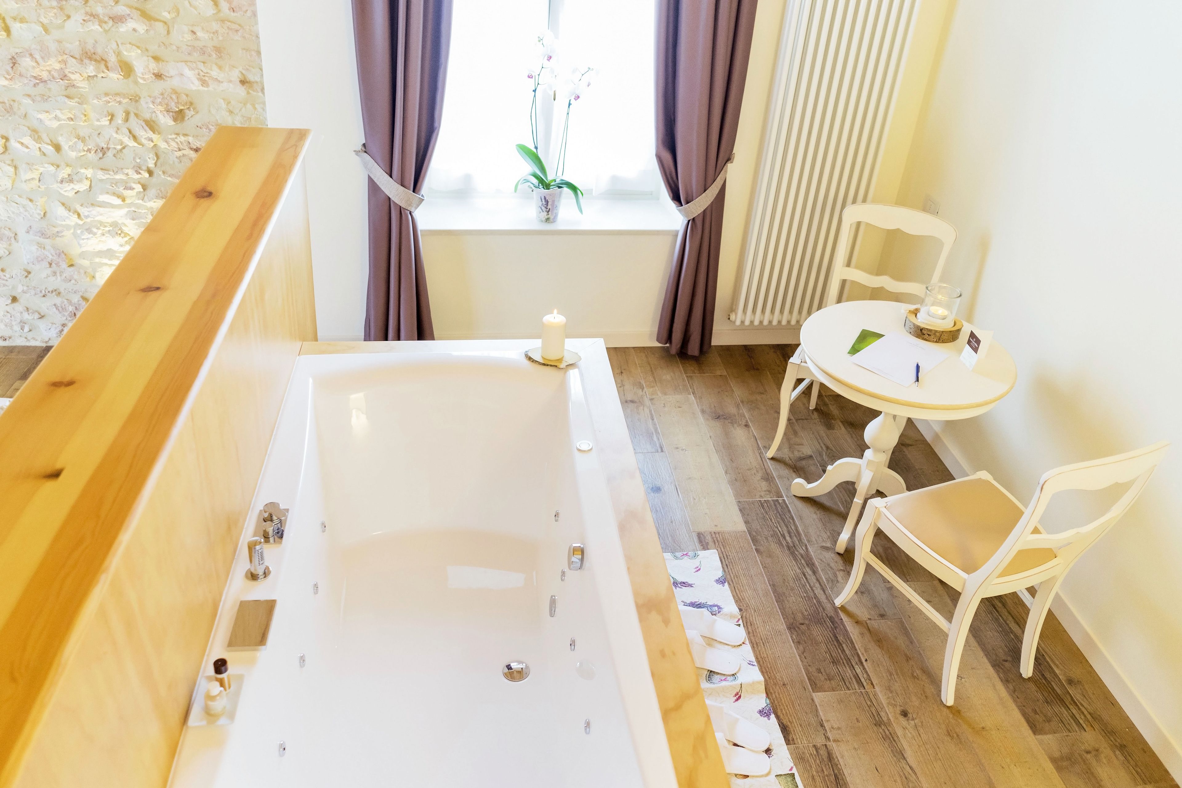 romantic suite | jetted bathtub