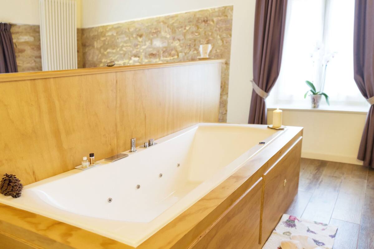 romantic suite | jetted bathtub